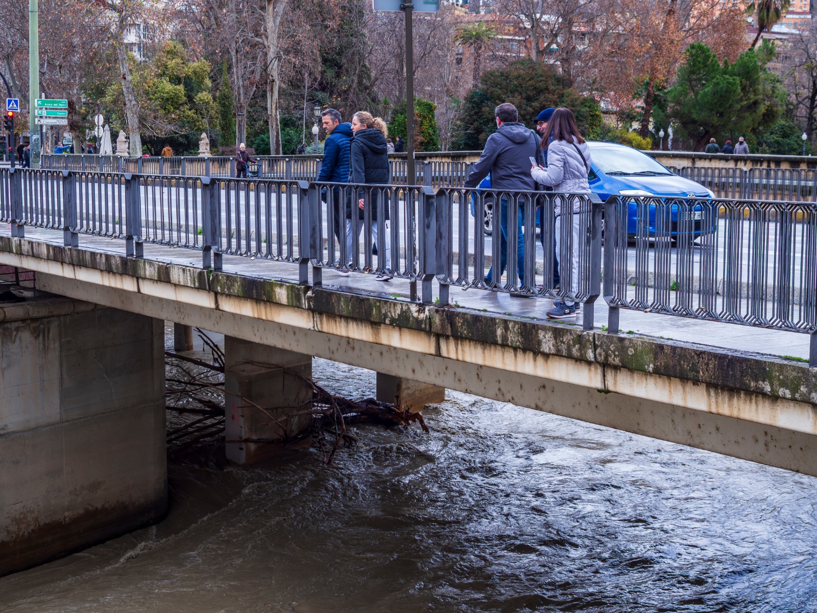 granada-el-rio-genil-incrementa-su-caudal-tras-un-desembalse-preventivo-en-el-pantano-de-canales