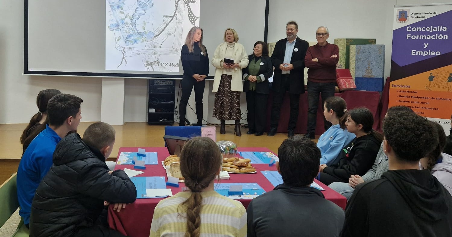 salobrena-la-ciencia-se-sienta-a-tomar-cafe-en-salobrena-cientificas-inspiran-a-mas-de-200-jovenes-de-la-villa-en-el-11f