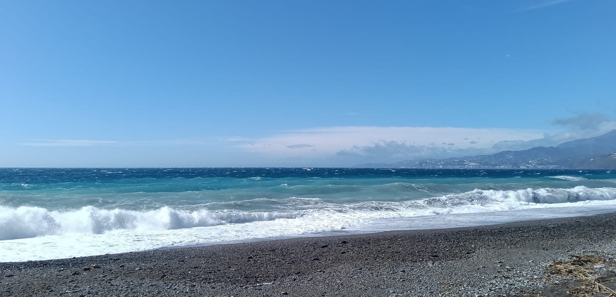 motril-alerta-naranja-por-fenomenos-costeros-y-aviso-amarillo-por-fuertes-vientos-en-un-dia-soleado-con-maximas-de-hasta-22-c