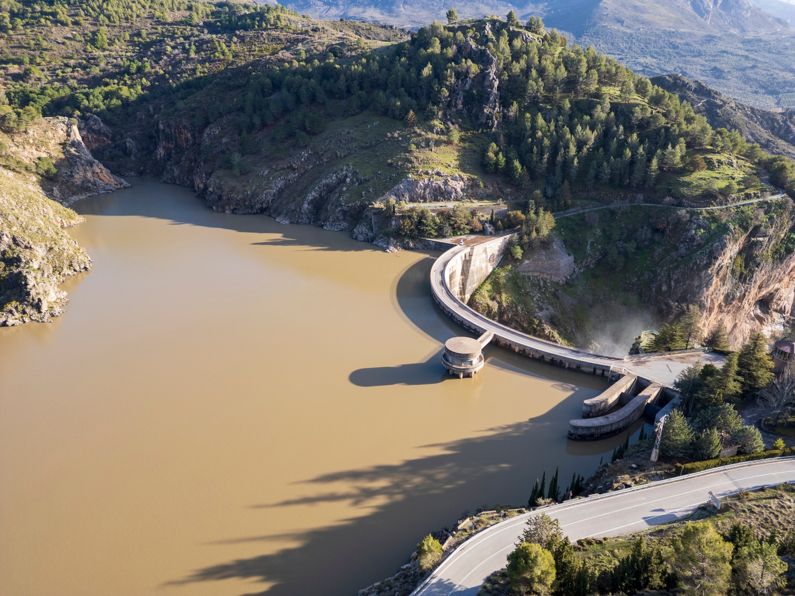 granada-quentar-registra-niveles-altos-de-agua-tras-temporales-y-aumenta-la-vigilancia-en-municipios-cercanos