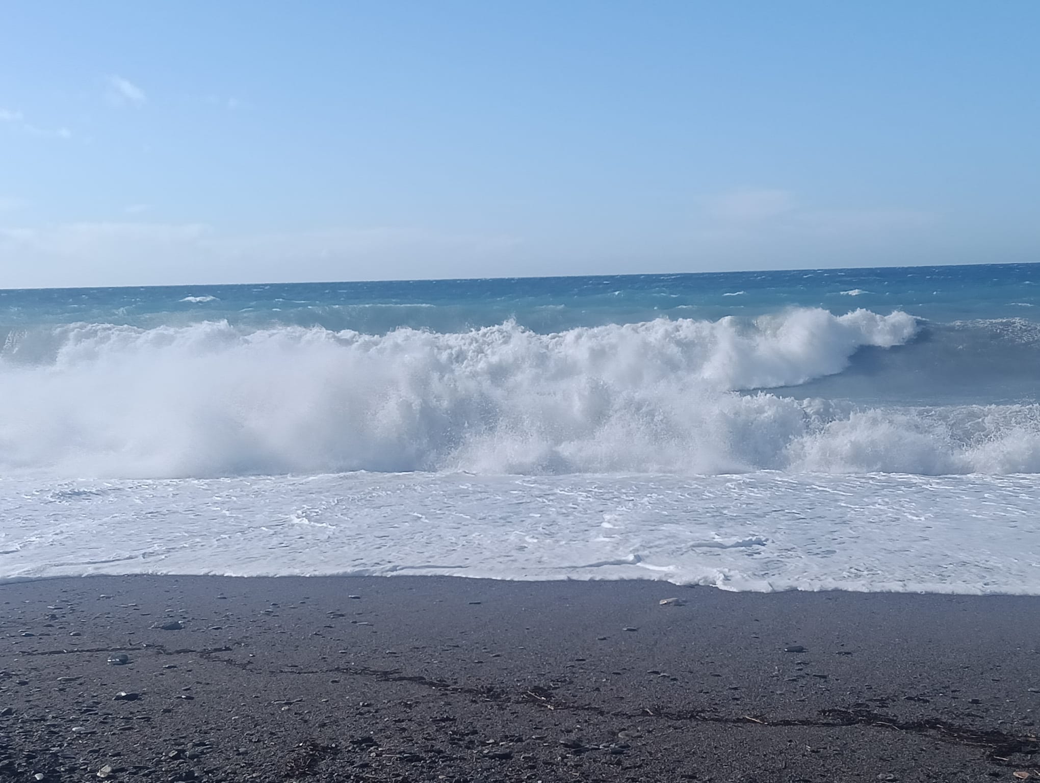 motril-la-costa-tropical-disfrutara-del-sol-aunque-bajo-aviso-amarillo-por-viento-y-oleaje