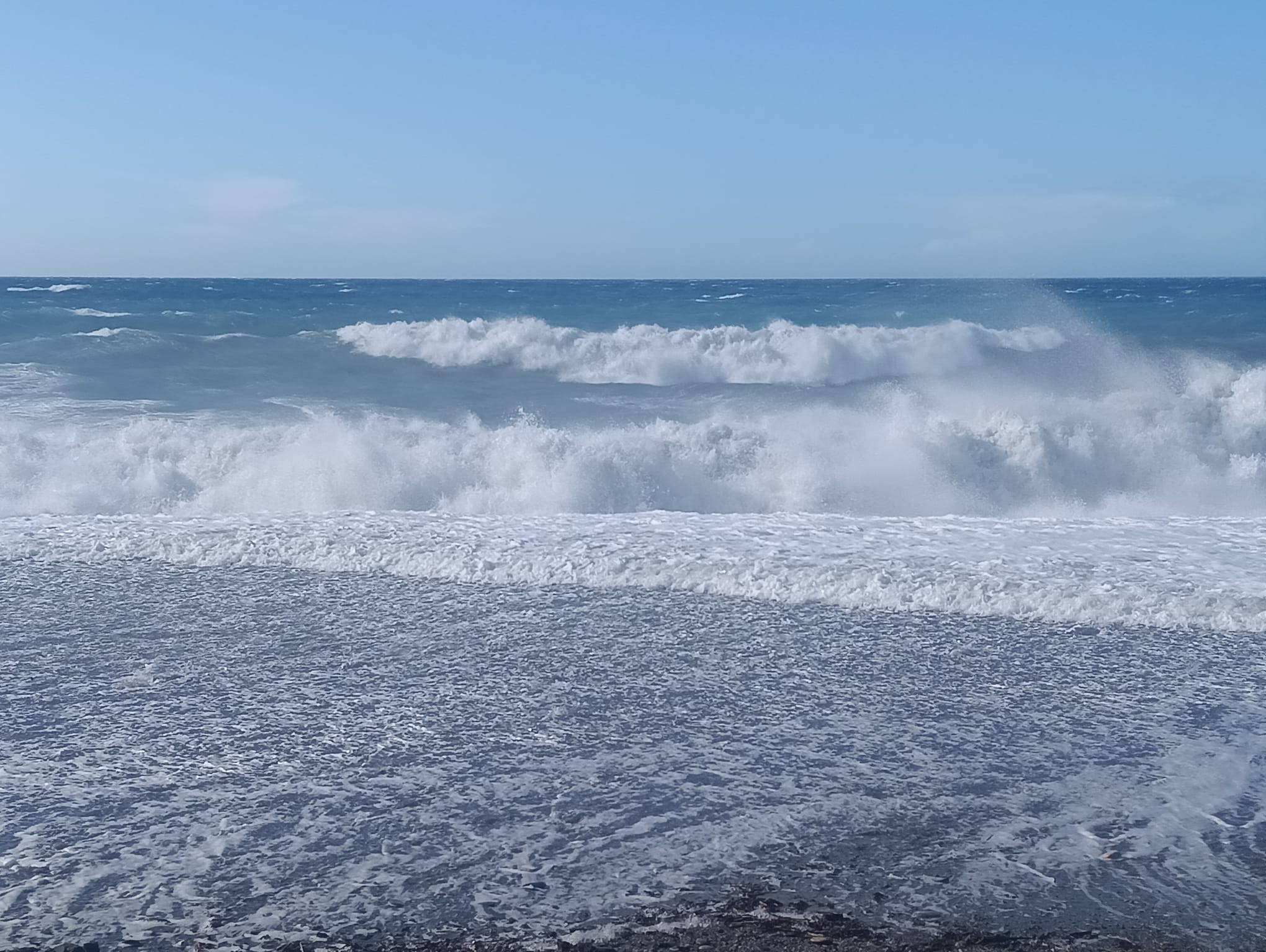 motril-domingo-soleado-en-la-costa-de-granada-con-maxima-de-21o-y-avisos-amarillos-por-viento-y-fenomenos-costeros