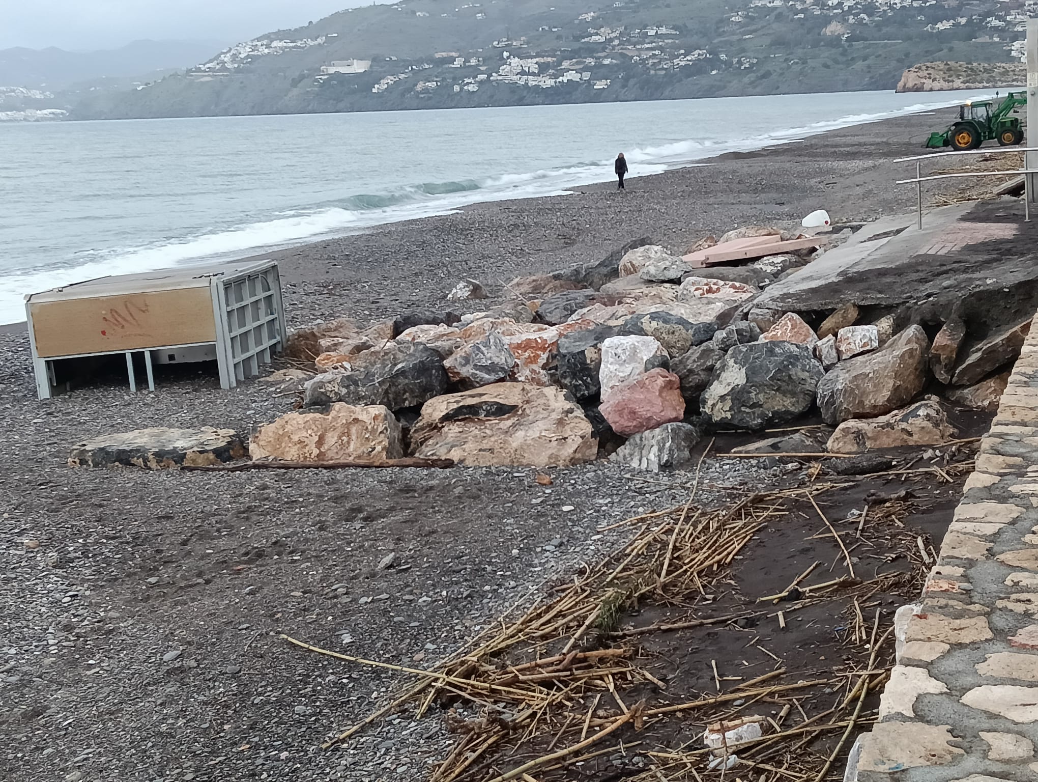 salobrena-el-temporal-destroza-el-litoral-de-la-villa-y-deja-una-estampa-desoladora