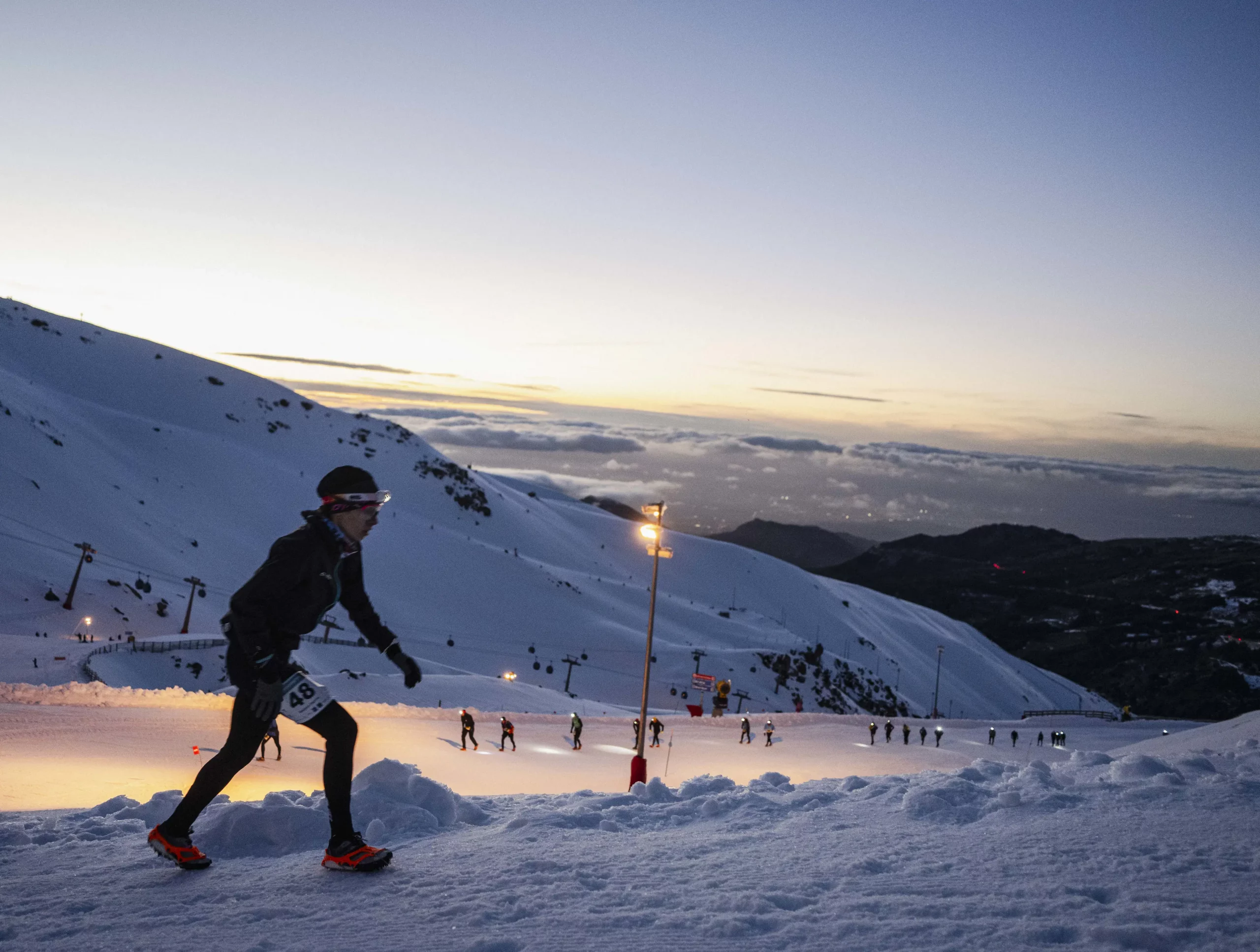 granada-diego-diaz-revalida-el-titulo-y-sladjana-zagorac-destrona-a-silvia-lara-en-una-snow-running-de-sierra-nevada-con-mas-de-800-corredores-de-15-paises