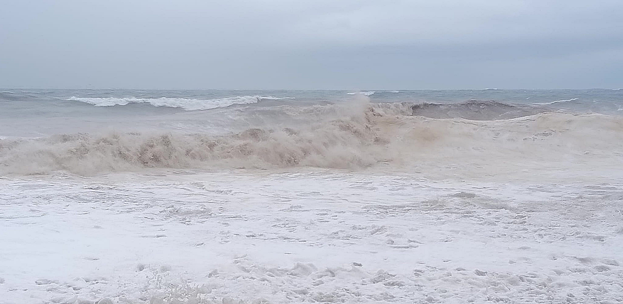 motril-temporal-en-la-costa-de-granada-aviso-naranja-por-fenomenos-costeros-y-amarillo-por-fuertes-vientos