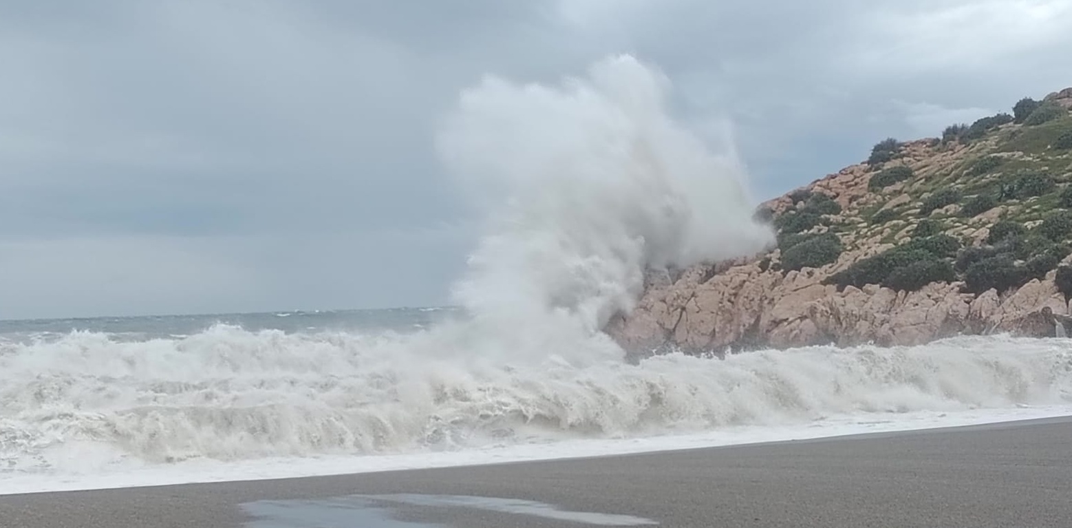 motril-la-costa-de-granada-en-alerta-lluvias-torrenciales-viento-y-mar-peligrosa-este-miercoles