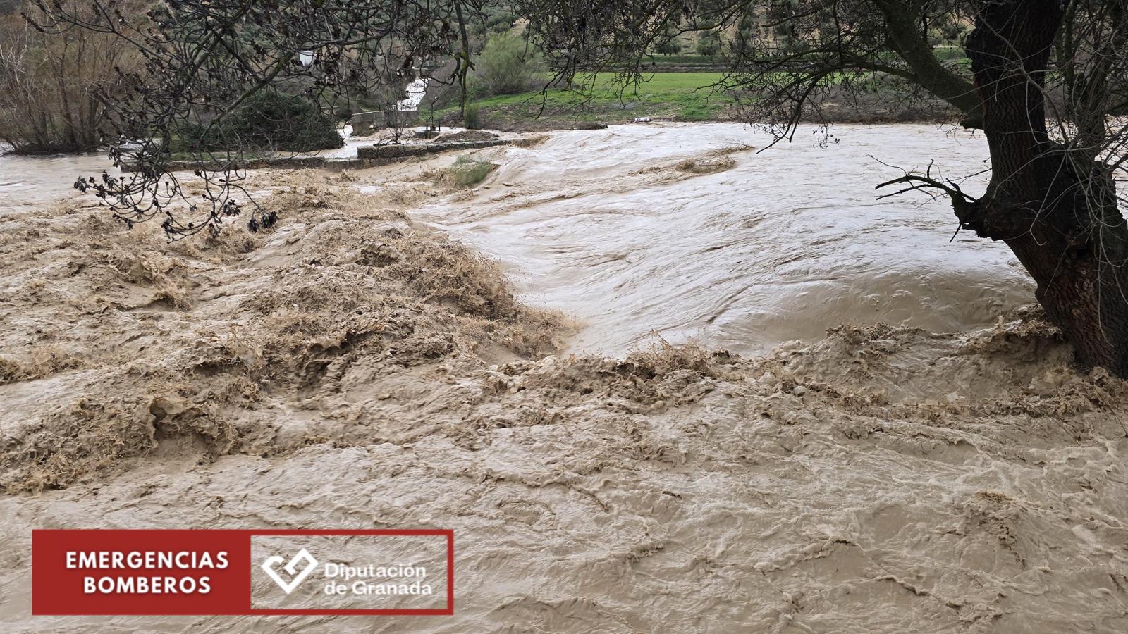 granada-la-borrasca-leonardo-provoca-el-desbordamiento-del-rio-genil-en-vega-de-lachar-inundaciones-y-desalojos-en-granada-la-ume-interviene-en-huetor-tajar
