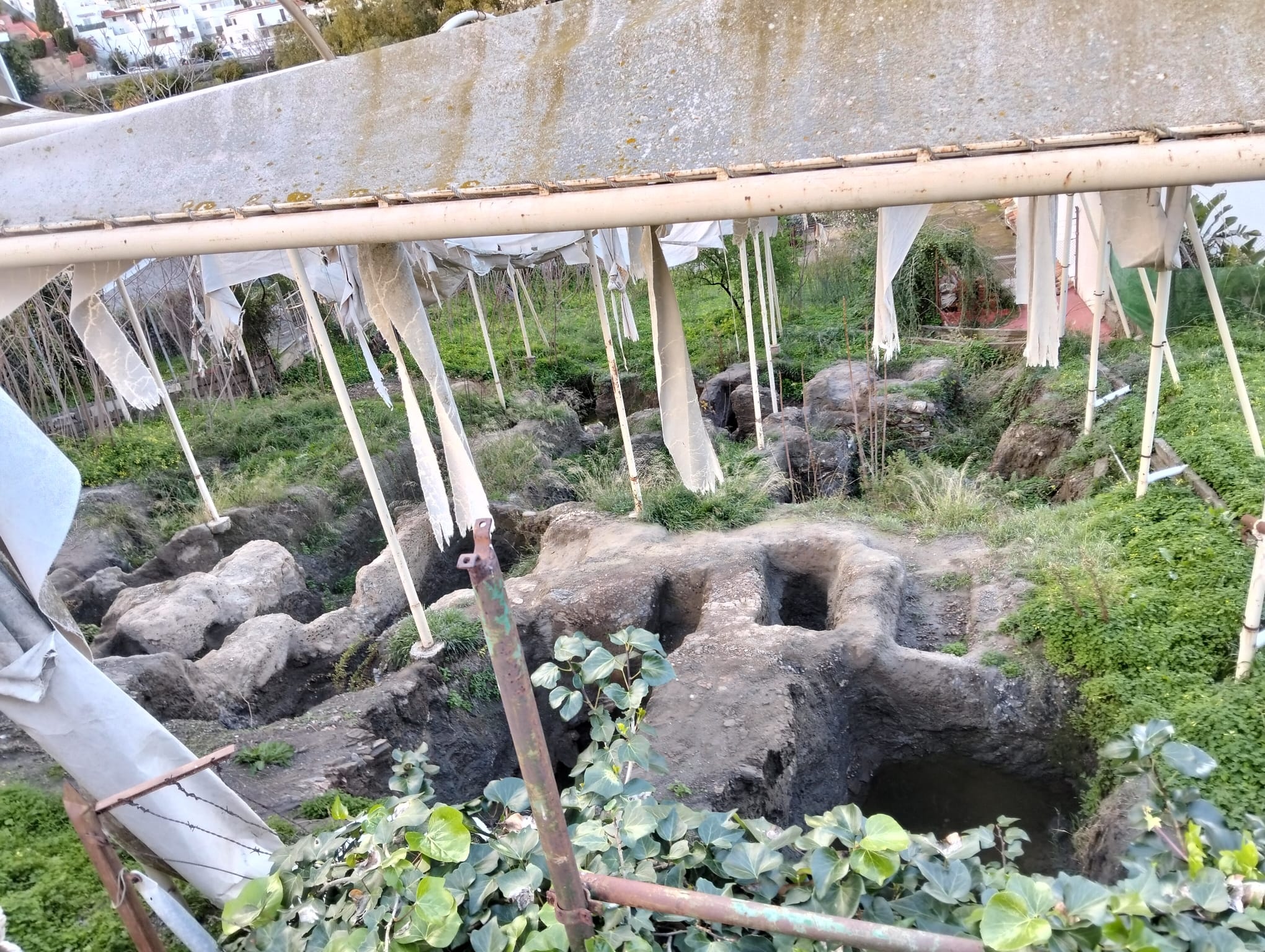 almunecar-el-psoe-denuncia-7-anos-sin-avances-y-exige-actuar-en-puente-de-noy-s-vii-a-c-tumbas-inundadas-cubiertas-destrozadas-y-abandono-total