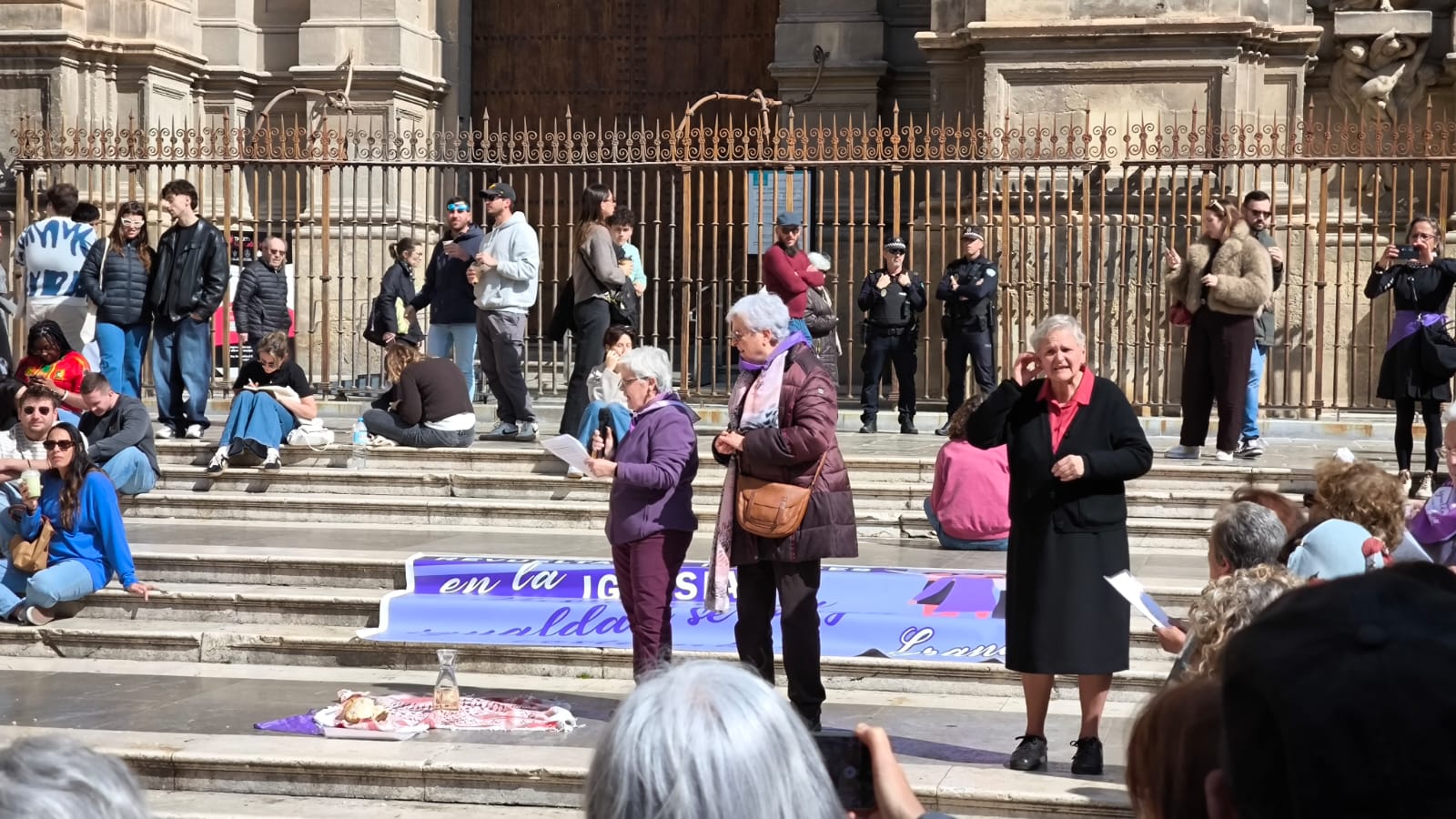 granada-revuelta-de-mujeres-en-la-iglesia-se-moviliza-para-exigir-igualdad-real-y-el-acceso-femenino-al-diaconado-y-al-presbiterado