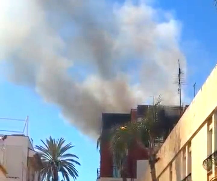 almunecar-una-fuerte-explosion-y-fuego-arrasan-la-ultima-planta-del-hotel-carmen-de-almunecar-y-obligan-a-un-desalojo-masivo-sin-heridos