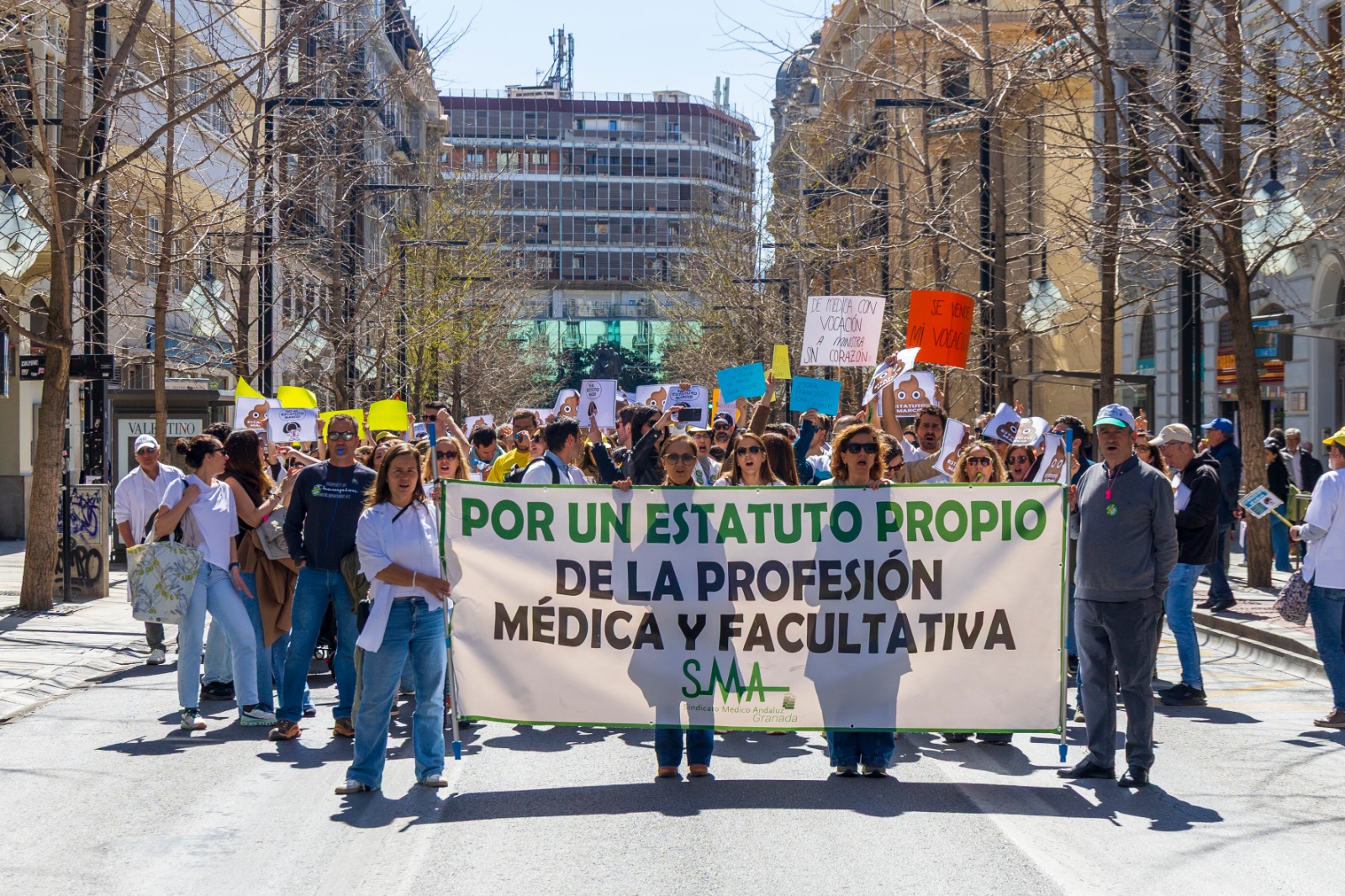 granada-la-protesta-de-facultativos-paraliza-la-gran-via-de-colon-durante-una-hora-para-reclamar-regulacion-especifica-de-su-profesion