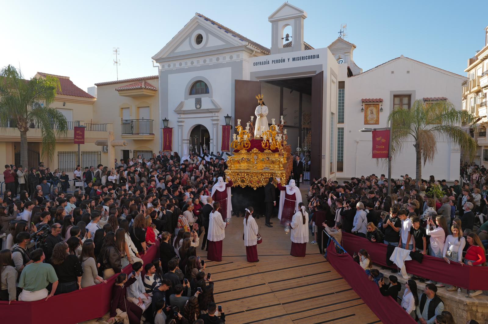 motril-la-sentencia-de-poncio-pilatos-marca-el-paso-de-la-cofradia-del-perdon-en-el-martes-santo