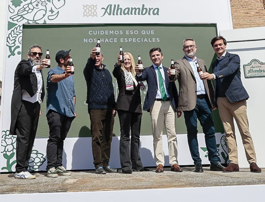 cervezas-alhambra-presenta-en-granada-una-colaboracion-entre-fajalauza-y-el-artista-de-la-costa-tropical-asis-percales