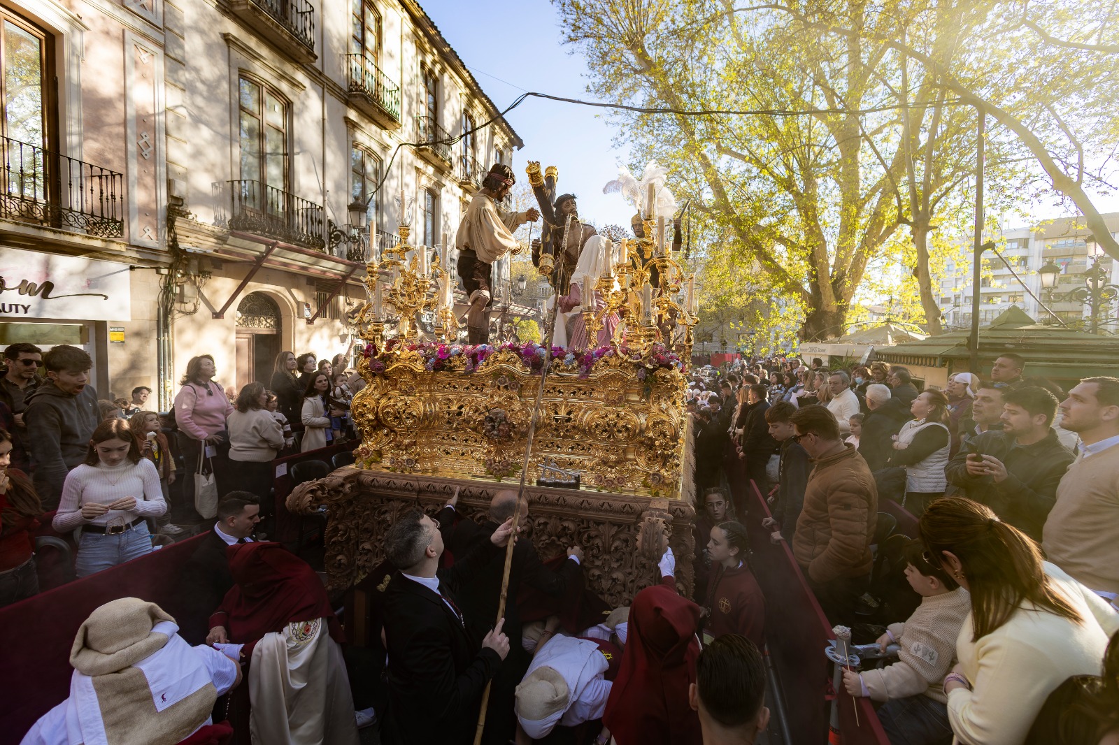 granada-clamor-y-devocion-con-la-salida-de-la-hermandad-del-trabajo