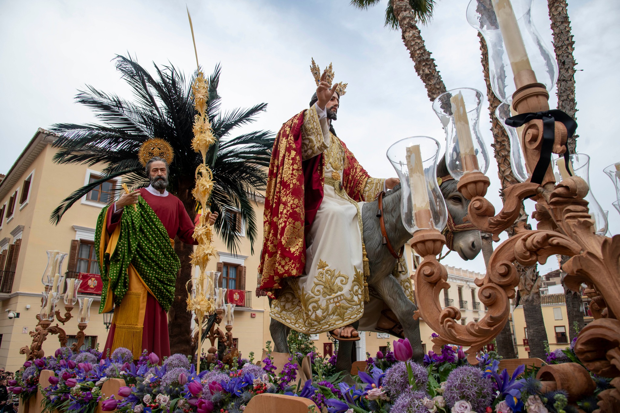 motril-entre-incienso-y-palmas-la-borriquita-derrama-gloria-escoltada-por-nuestra-senora-del-rosario-y-un-cortejo-mas-de-medio-millar-de-hebreos-y-nazarenos