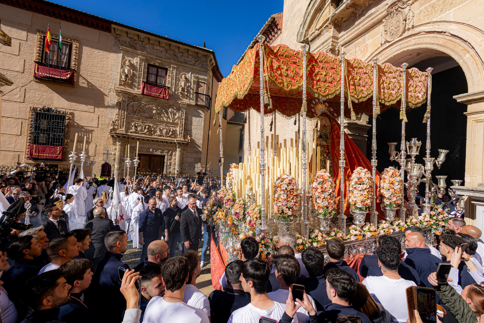 granada-se-inclina-ante-la-virgen-de-los-dolores-emocion-y-tradicion-recorren-sus-calles