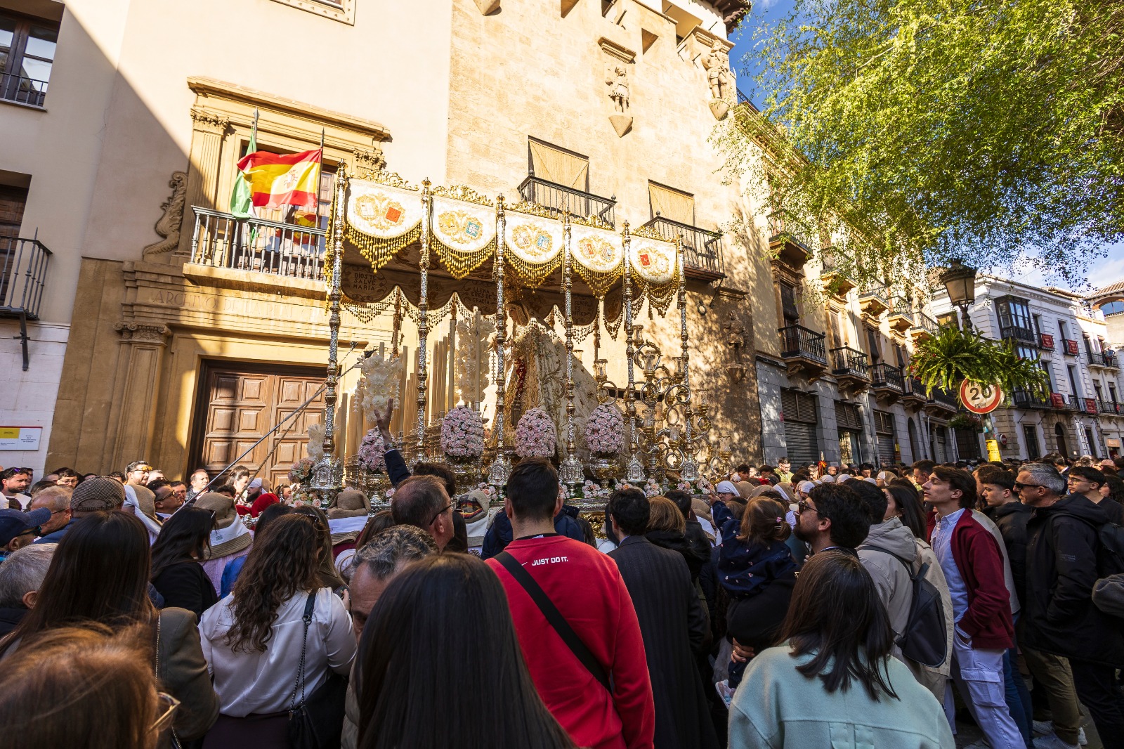 granada-desde-santa-escolastica-la-leccion-eterna-de-la-santa-cena-recorre-la-ciudad