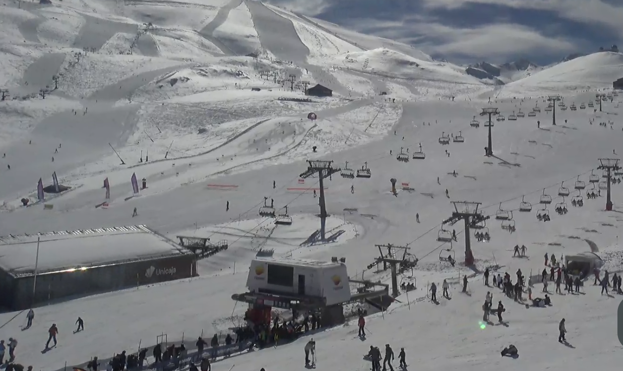 granada-sierra-nevada-lanza-un-forfait-especial-de-primavera-para-esquiar-hasta-el-3-de-mayo