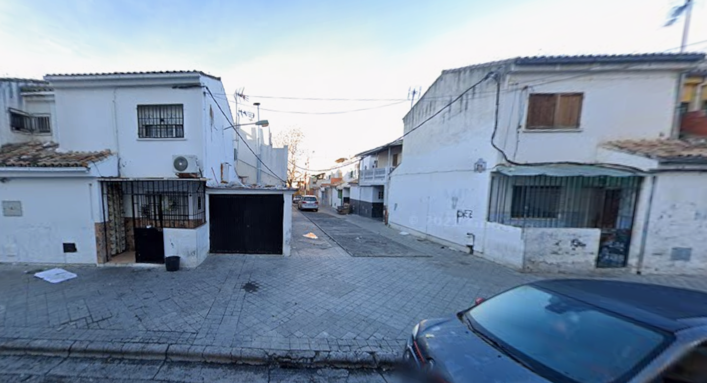 granada-tres-evacuados-por-inhalacion-de-humo-tras-el-incendio-de-enseres-de-una-persona-sin-techo