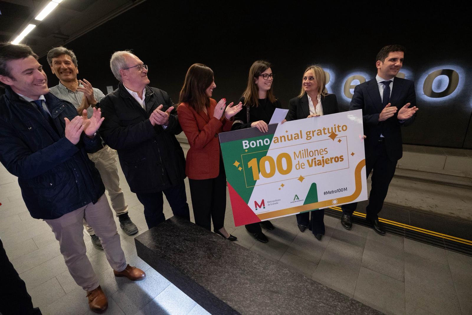 granada-la-consejera-de-fomento-y-la-alcaldesa-celebran-al-usuario-100-millones-del-metro-de-granada-y-resalta-la-importancia-del-transporte-publico
