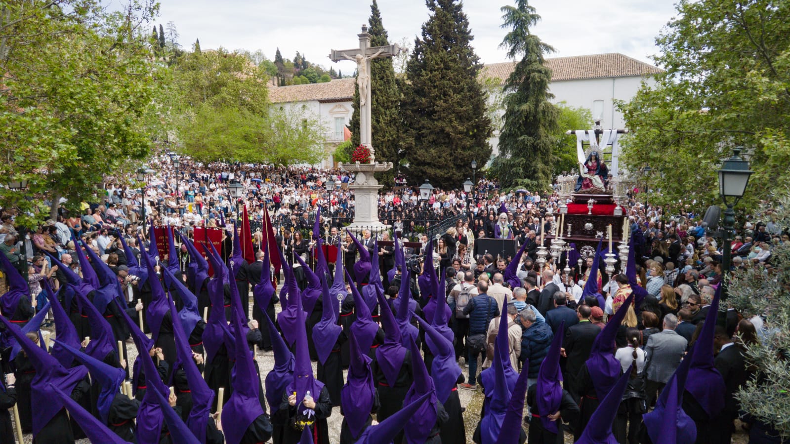 semana-santa-en-granada-la-hermandad-de-la-soledad-concede-el-indulto-y-libera-a-un-reo-siguiendo-su-ancestral-tradicion