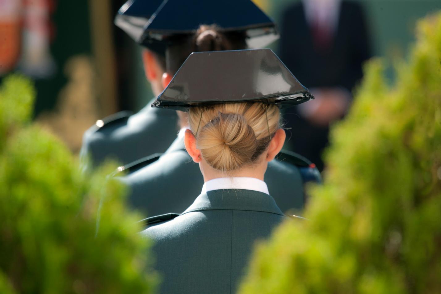 una-guardia-civil-en-practicas-rompe-la-ventanilla-de-un-coche-y-practica-rcp-para-salvar-a-una-conductora-tras-un-accidente-en-otura