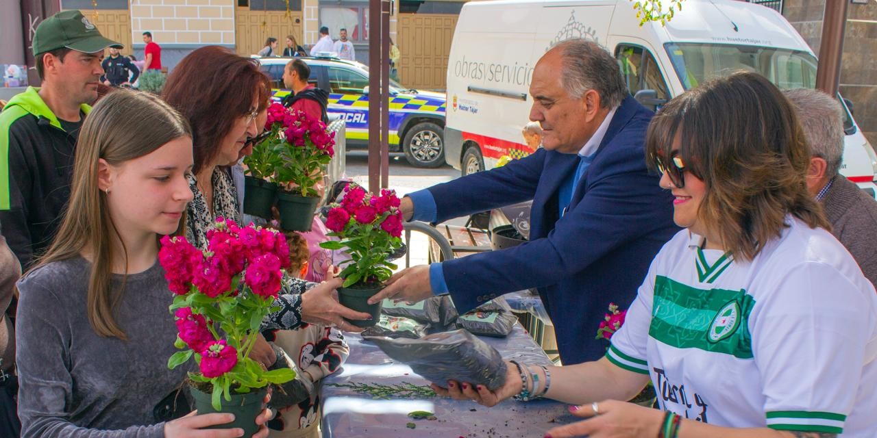 huetor-tajar-reparte-bolsa-de-compost-entre-sus-vecinos-para-fomentar-la-economia-circular-en-el-municipio