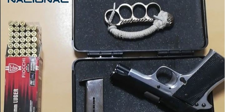 motril-detenido-un-hombre-de-44-anos-tras-huir-de-la-policia-con-una-pistola-48-cartuchos-y-un-puno-americano-en-su-coche