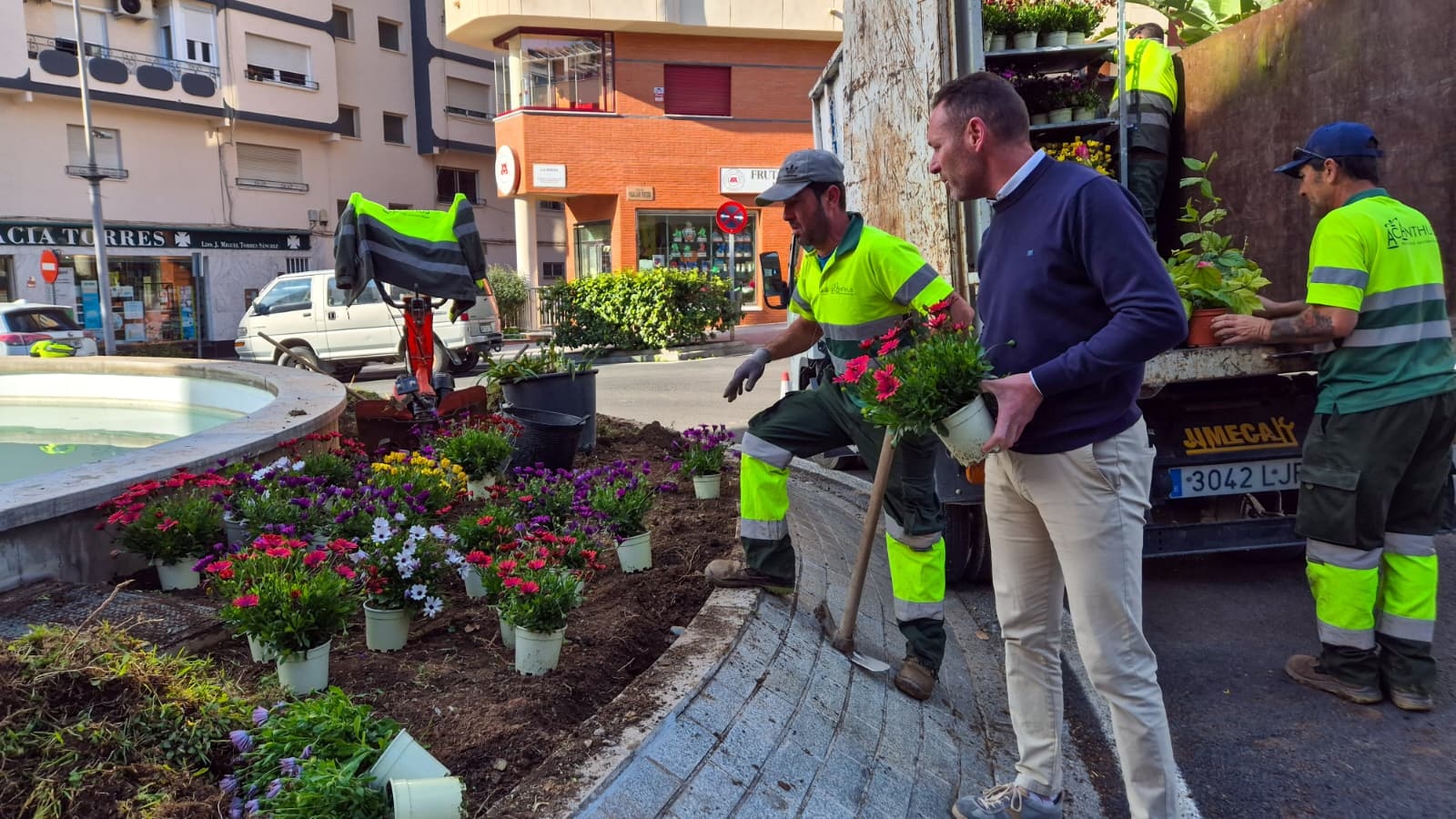 motril-inicia-la-campana-de-primavera-con-la-plantacion-de-cientos-de-begonias-geranios-y-tagetes-y-la-participacion-de-mas-de-400-personas-en-el-vivero-municipal