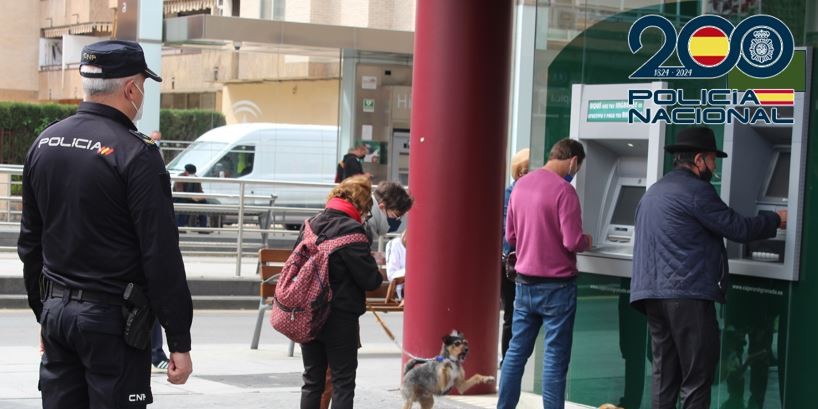 granada-detenida-una-mujer-de-43-anos-por-robar-550-euros-a-un-anciano-de-83-tras-sacar-dinero-de-un-cajero