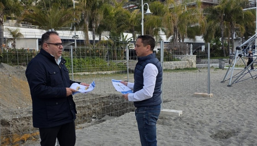 almunecar-moderniza-el-parque-infantil-de-playa-puerta-del-mar-con-nuevos-juegos-tematizados-y-una-inversion-de-35-000-euros