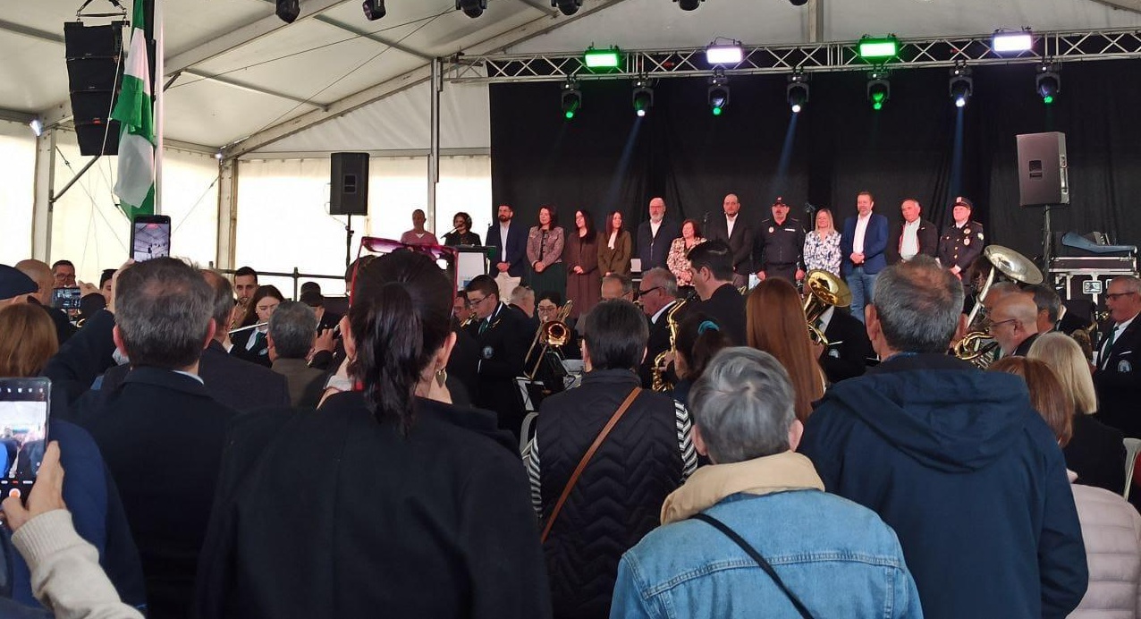 salobrena-celebra-el-dia-de-andalucia-con-izado-de-bandera-por-granada-down-y-concierto-multitudinario-de-david-barrull