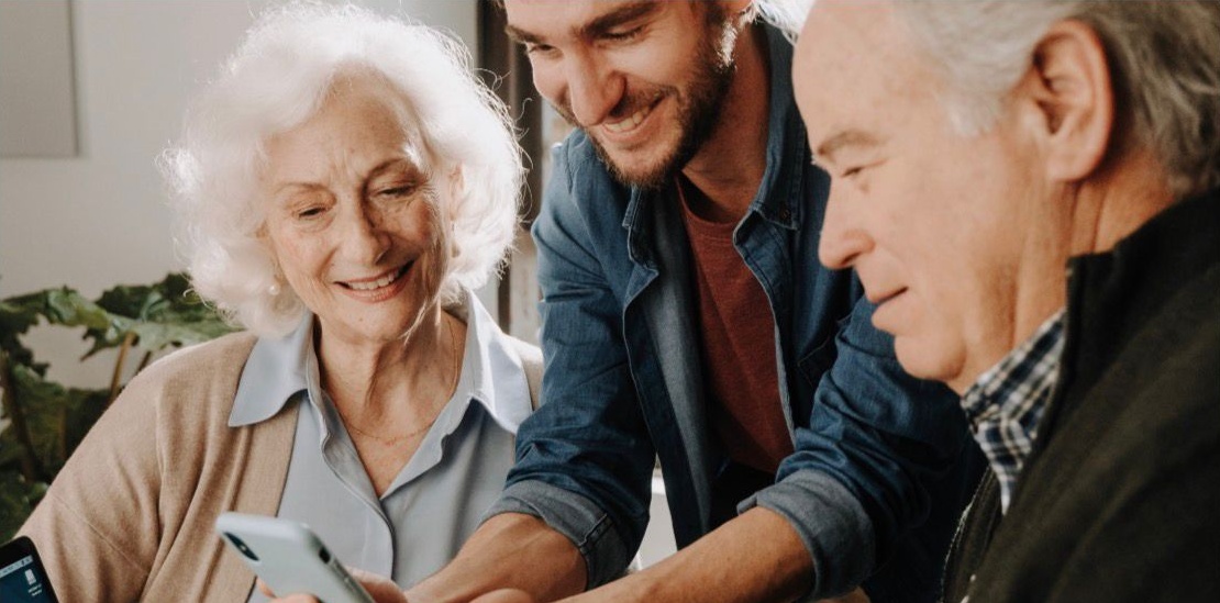 salobrena-llega-a-lobres-mayores-conectados-y-creativos-para-acercar-la-tecnologia-a-las-personas-mayores