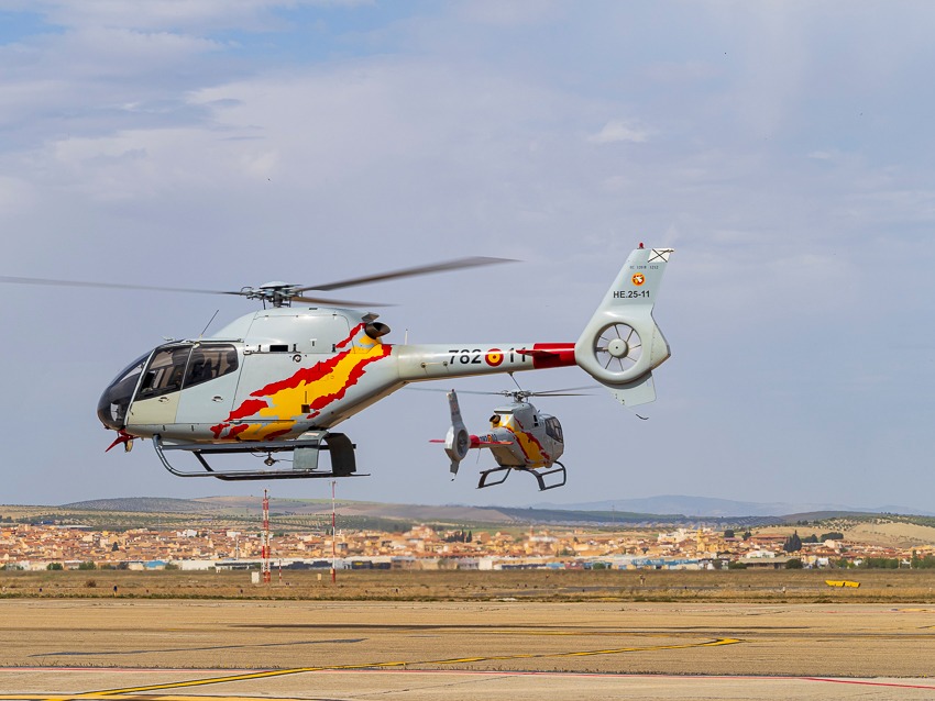 granada-helicoptero-militar-de-la-base-aerea-de-armilla-choca-con-un-cable-en-pinos-genil-y-aterriza-sin-heridos