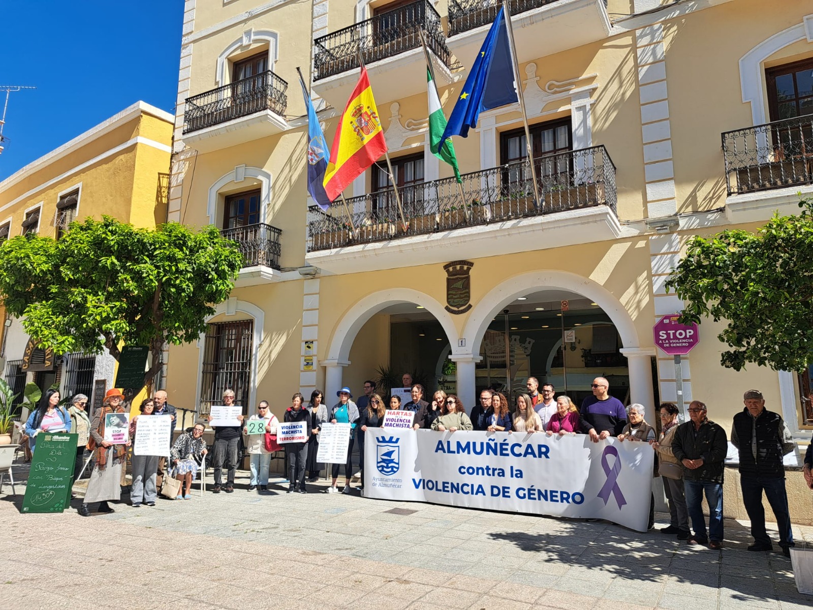 almunecar-guarda-cinco-minutos-de-silencio-en-memoria-de-las-victimas-de-la-violencia-machista-y-vicaria