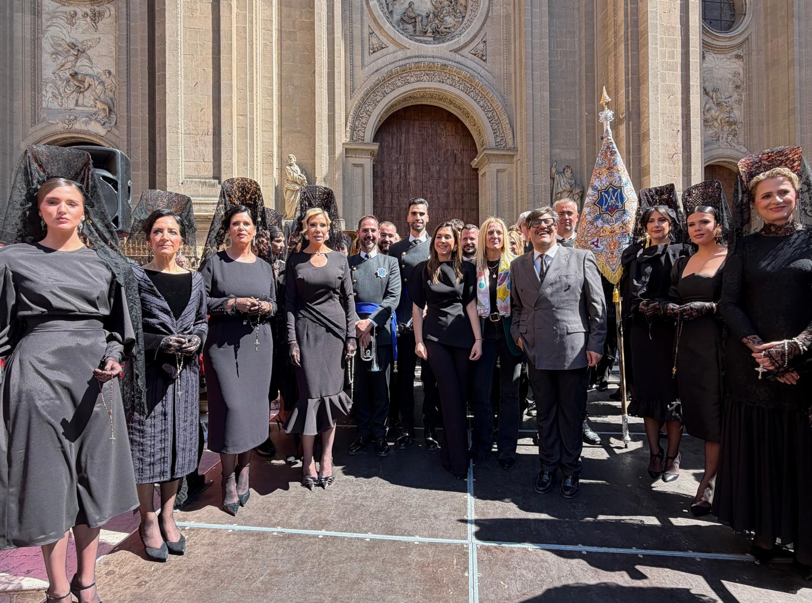 granada-la-plaza-de-las-pasiegas-se-llena-de-mantillas-en-la-performance-coser-con-fe-vestir-con-alma-una-pasarela-que-une-tradicion-diseno-y-arte