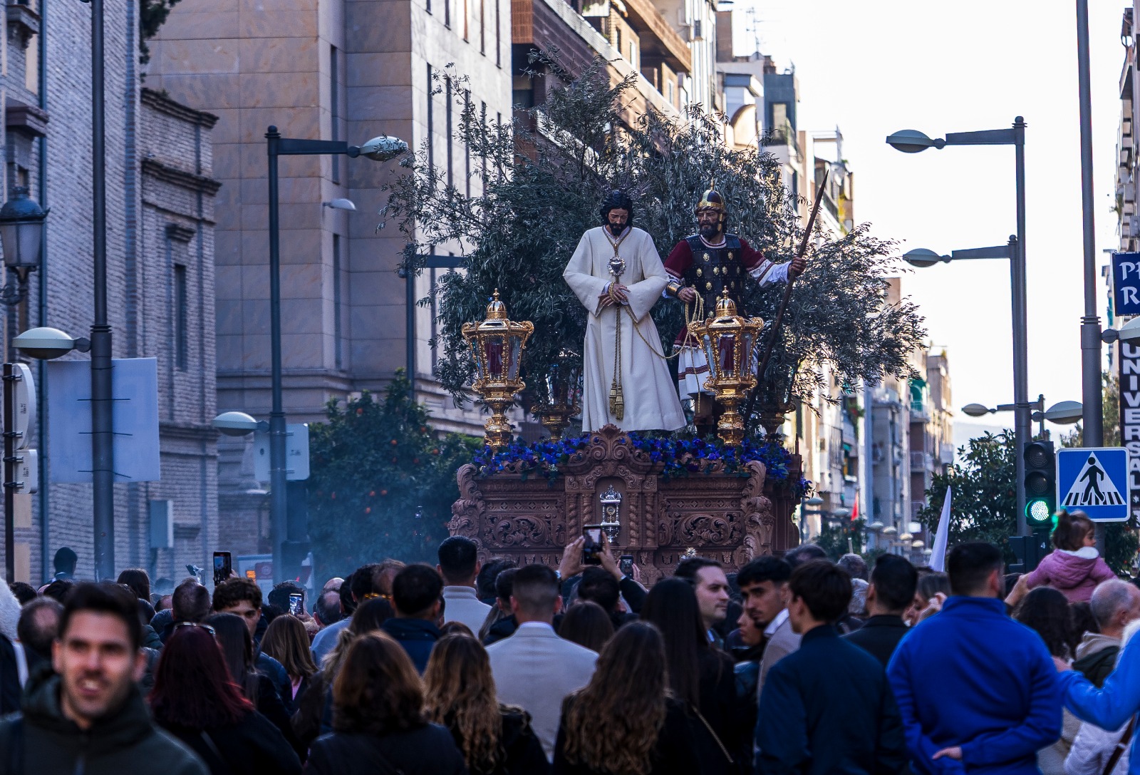 el-cautivo-cuando-granada-baja-la-voz-en-domingo-de-ramos
