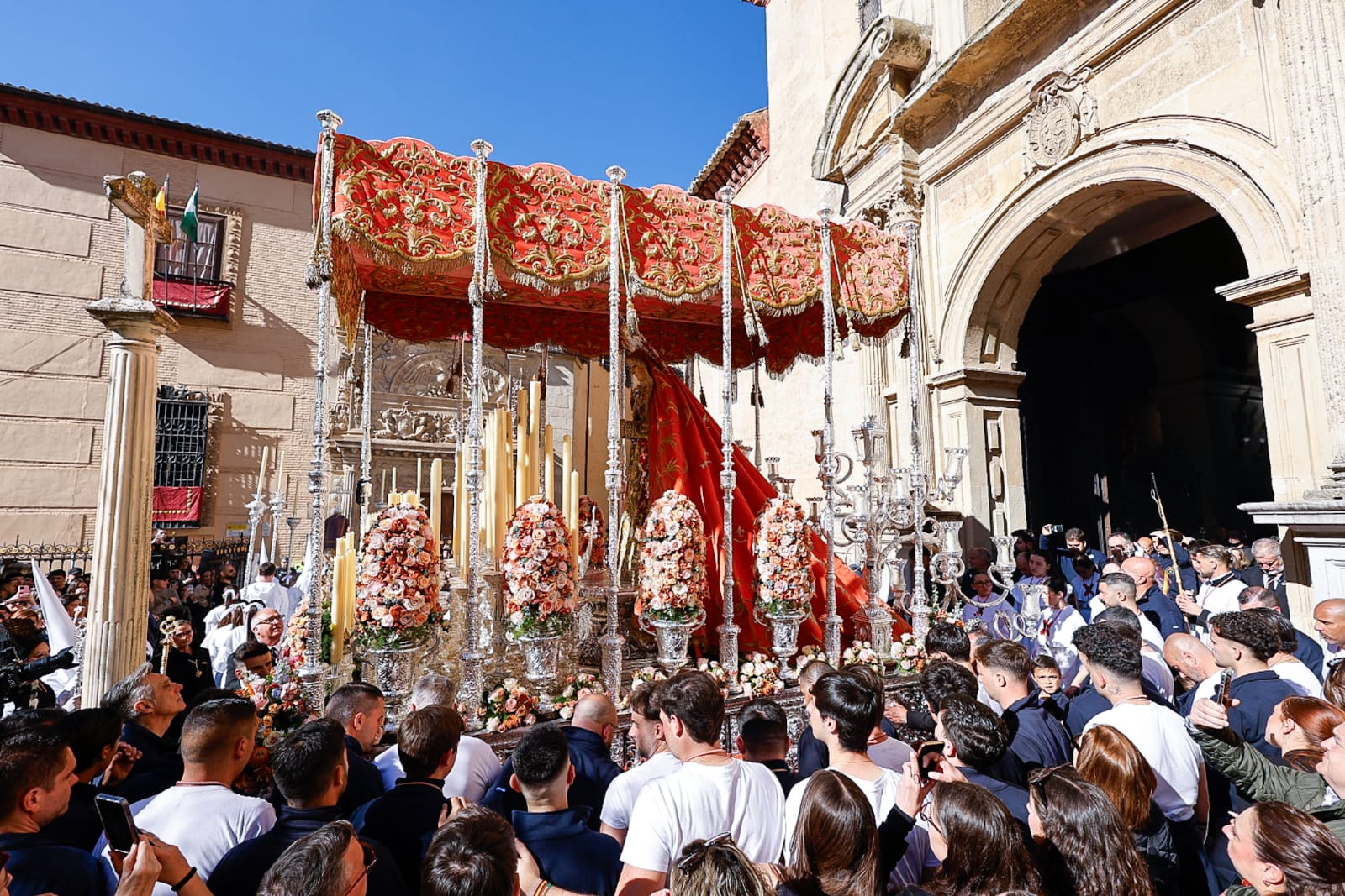 granada-se-inclina-ante-la-virgen-de-los-dolores-emocion-y-tradicion-recorren-sus-calles