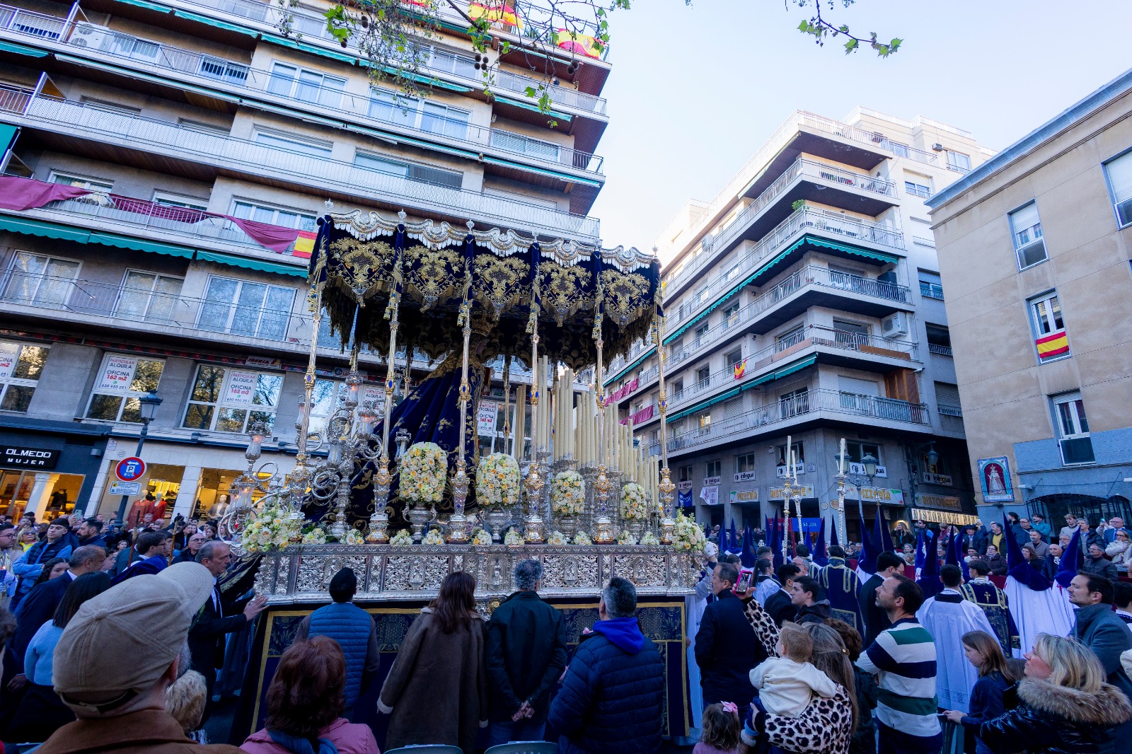 clamor-en-granada-ante-el-paso-de-la-hermandad-del-huerto-en-su-lunes-santo