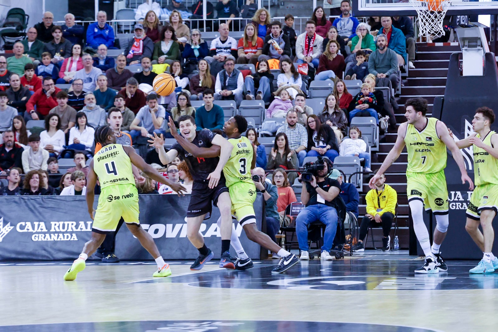 coviran-granada-se-impone-92-89-al-lleida-y-mantiene-vivo-el-sueno-de-la-permanencia