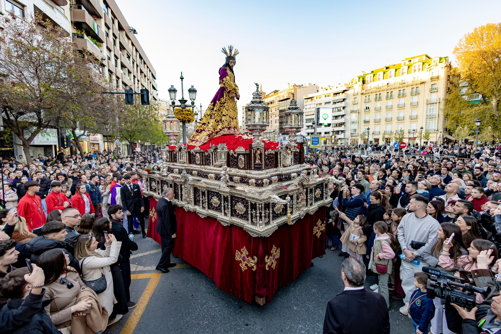 granada-el-senor-del-rescate-vuelve-a-conquistar-la-ciudad-nazari-en-un-lunes-santo-para-el-recuerdo