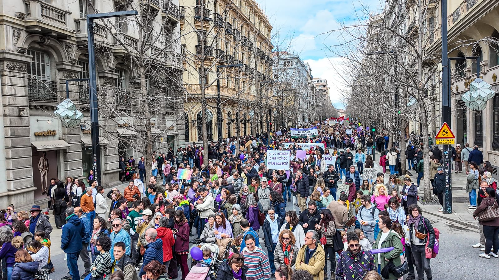 granada-reune-a-miles-de-personas-en-una-multitudinaria-marcha-feminista-por-el-8m