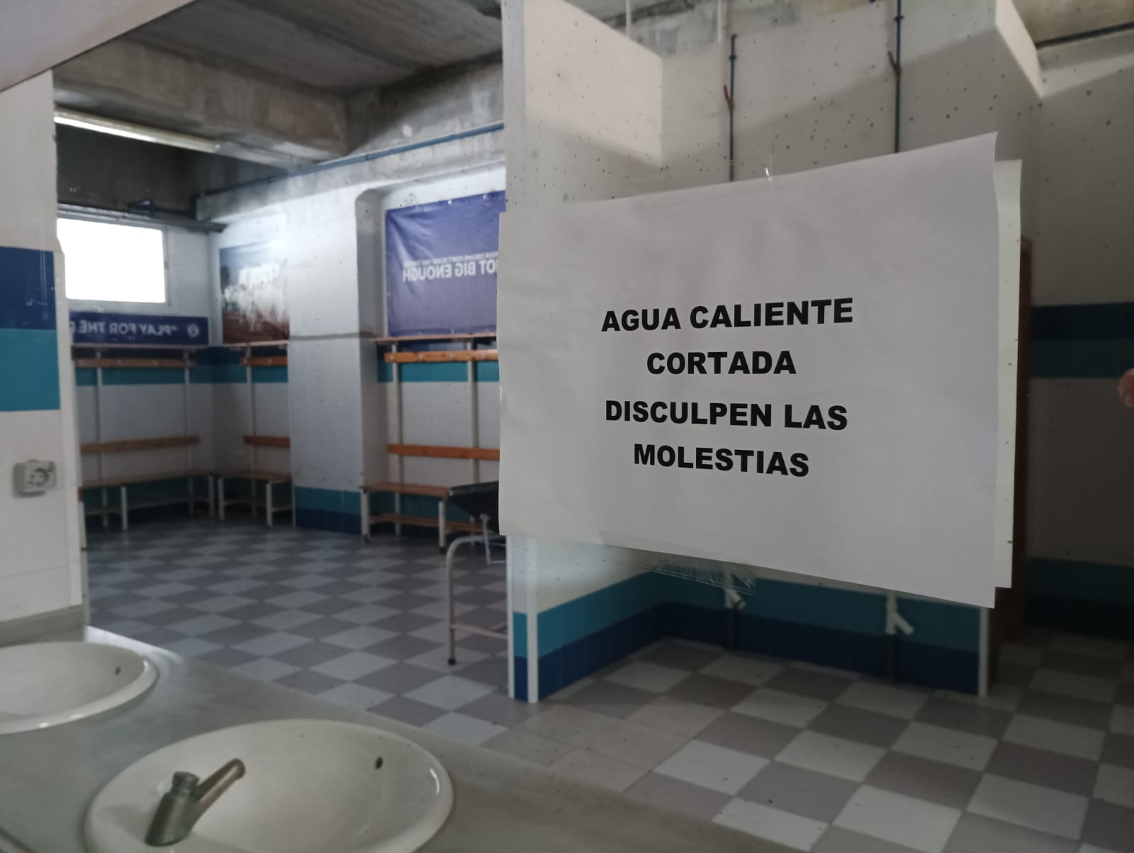 almunecar-iu-denuncia-dos-meses-sin-agua-caliente-ni-ascensor-en-el-estadio-municipal-y-exige-una-solucion-urgente