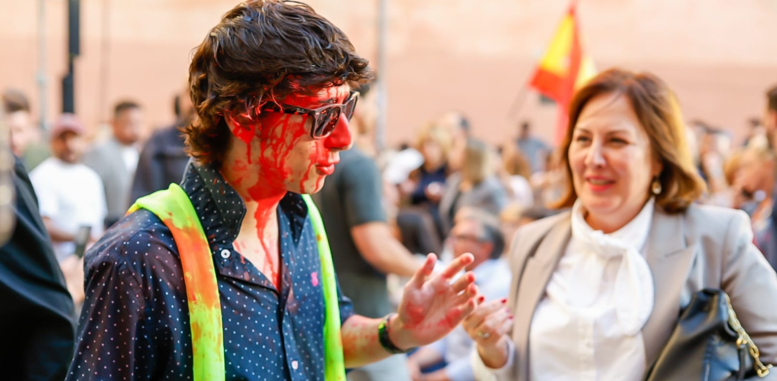 tension-y-enfrentamientos-en-granada-el-mitin-de-santiago-abascal-vox-deriva-en-disturbios-con-un-grupo-antifascista