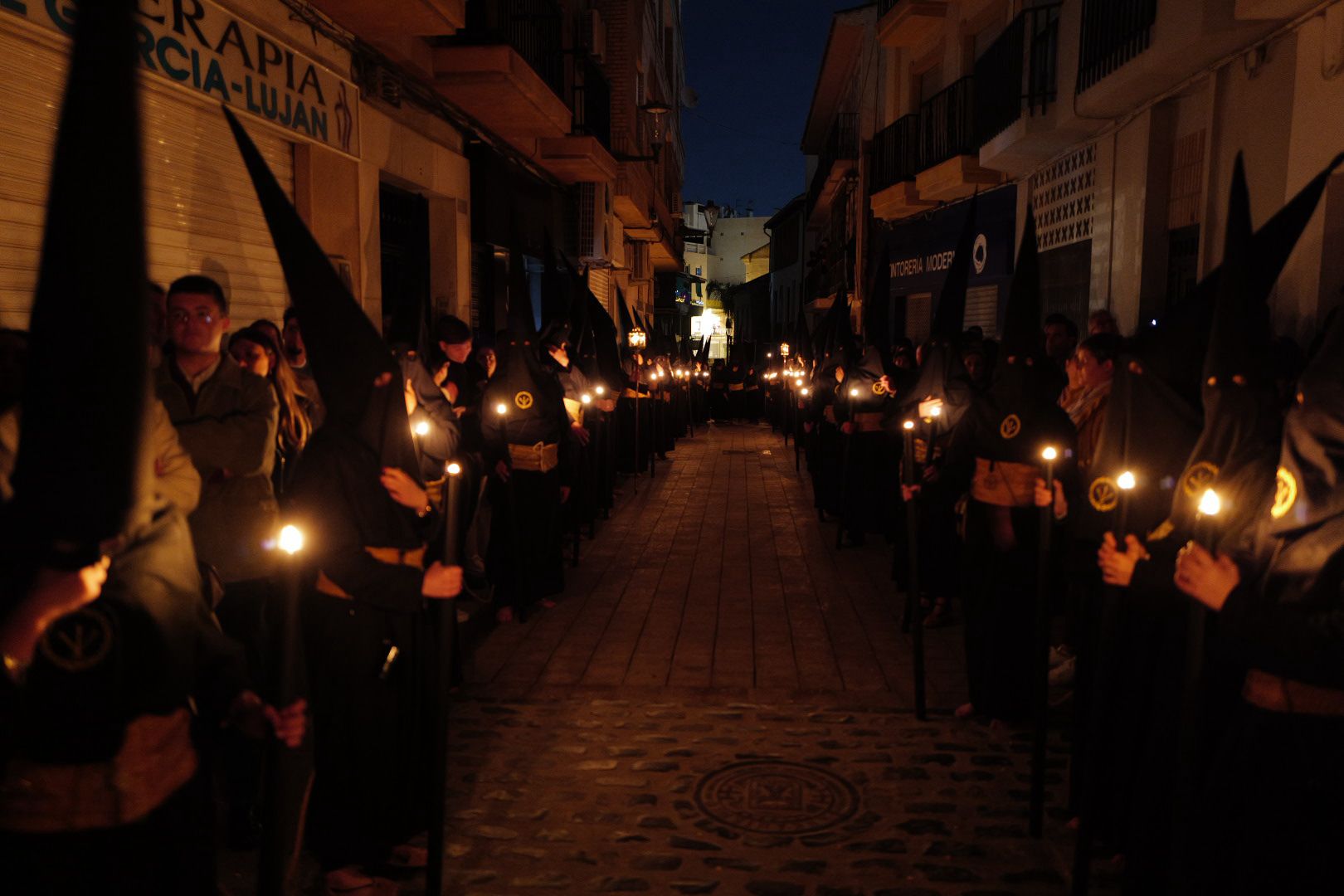motril-el-silencio-sobrecogio-la-madrugada-con-la-salida-del-cristo-de-la-buena-muerte