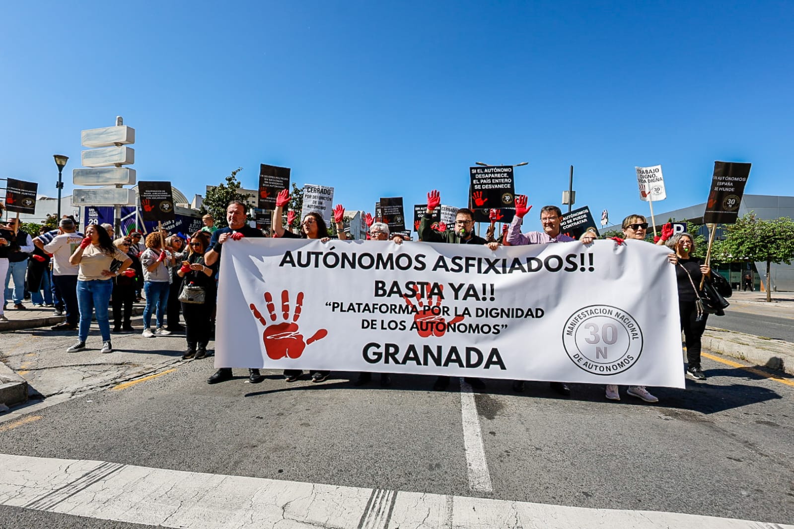 los-atonomos-estallan-en-granada-contra-la-presion-fiscal-del-gobierno-nos-estan-ahogando-mientras-sostienen-la-economia