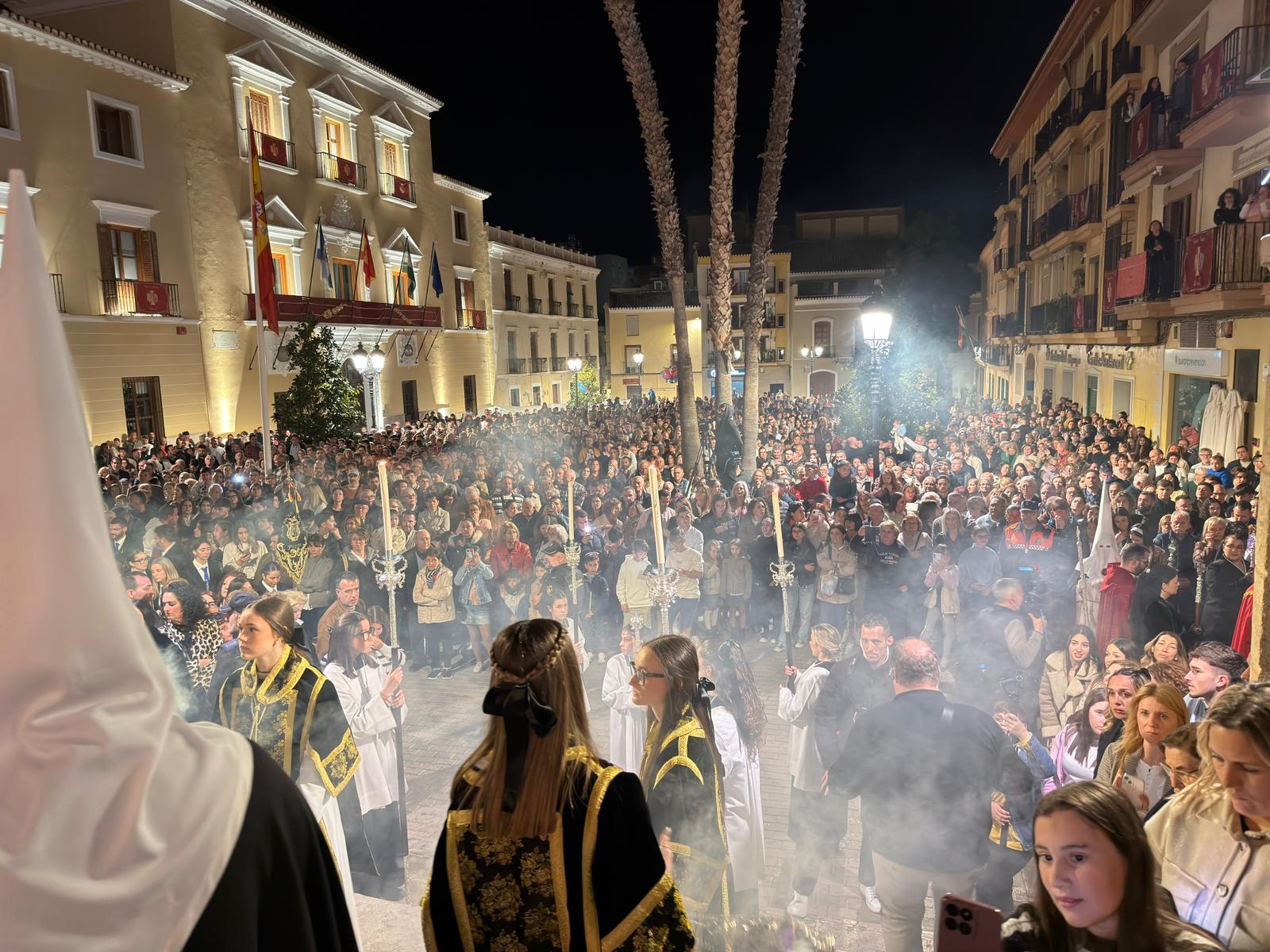 motril-el-santo-sepulcro-y-la-virgen-de-los-dolores-firman-una-sobria-y-brillante-estacion-de-penitencia-en-la-noche-del-viernes-santo