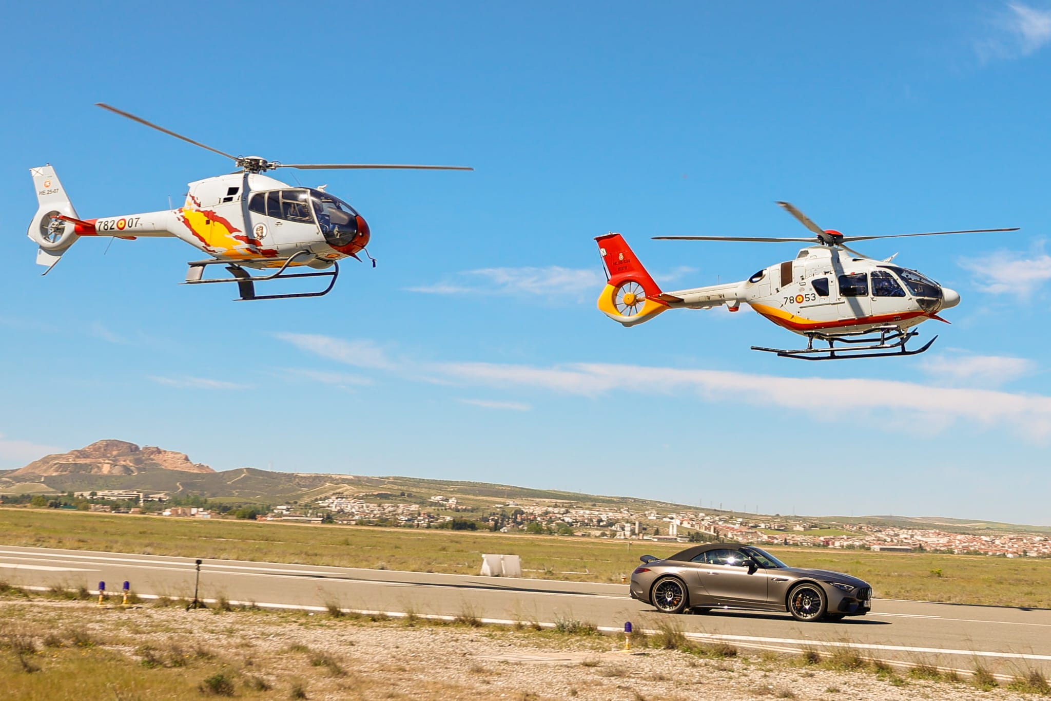 granada-helicopteros-contra-superdeportivos-la-base-de-armilla-convierte-la-fisica-en-un-espectaculo-en-pista