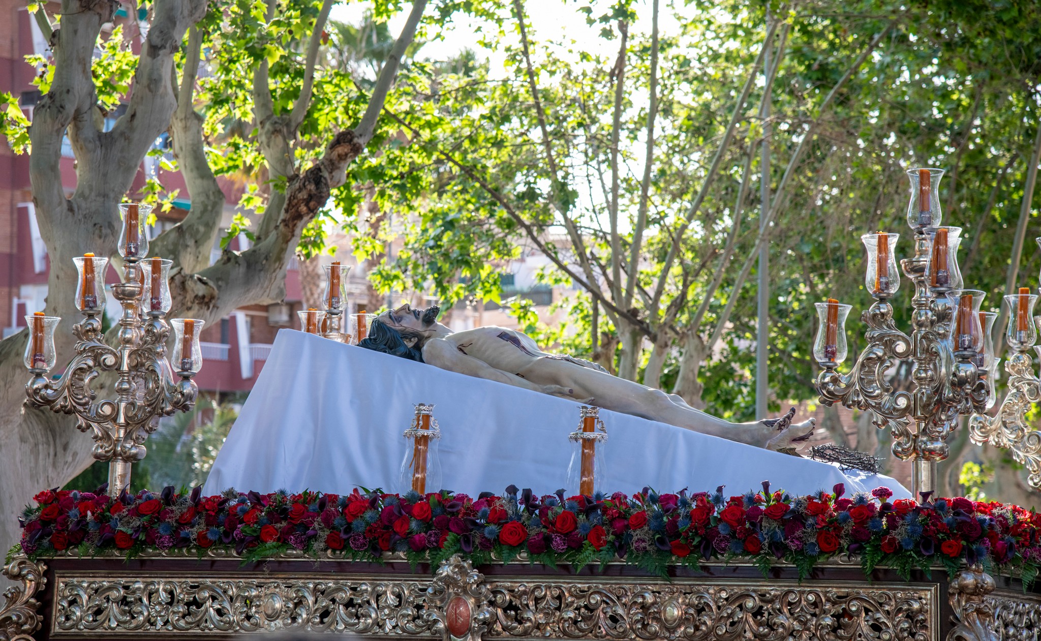 motril-la-soledad-y-el-cristo-yacente-ya-recorren-las-calles-de-la-ciudad-en-el-sabado-santo