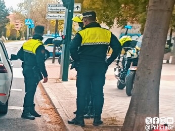 granada-policia-local-detiene-a-un-hombre-y-una-mujer-buscados-por-tentativa-de-homicidio-tras-intentar-eludir-un-control-de-trafico